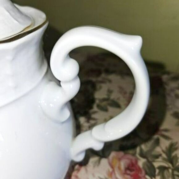 Thun Carlsbad Morning Glory Pattern fine porcelain teapot in the potbelly style - Picture 8 of 15
